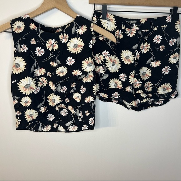Miss Selfridge Pants - Miss Selfridge Black Floral Daisy Print 2-Piece Outfit w/ Crop Top, Shorts Sz 2